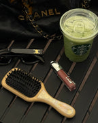 Cepillo de Cerdas de Jabalí Cuadrado Morning Dew de Wombox - cepillo de pelo - detalle
