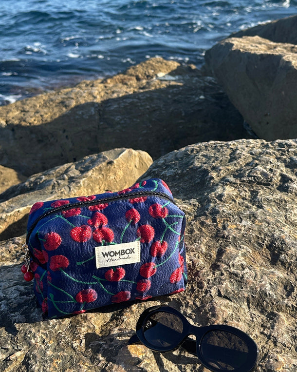 Neceser Rouge Cherry de Wombox - neceser de viaje - detalle