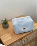 Neceser Waffle Baby Blue de Wombox - neceser de viaje - detalle
