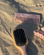 Cepillo de Cerdas de Jabalí Cuadrado Rosy Glow de Wombox - cepillo de pelo - detalle