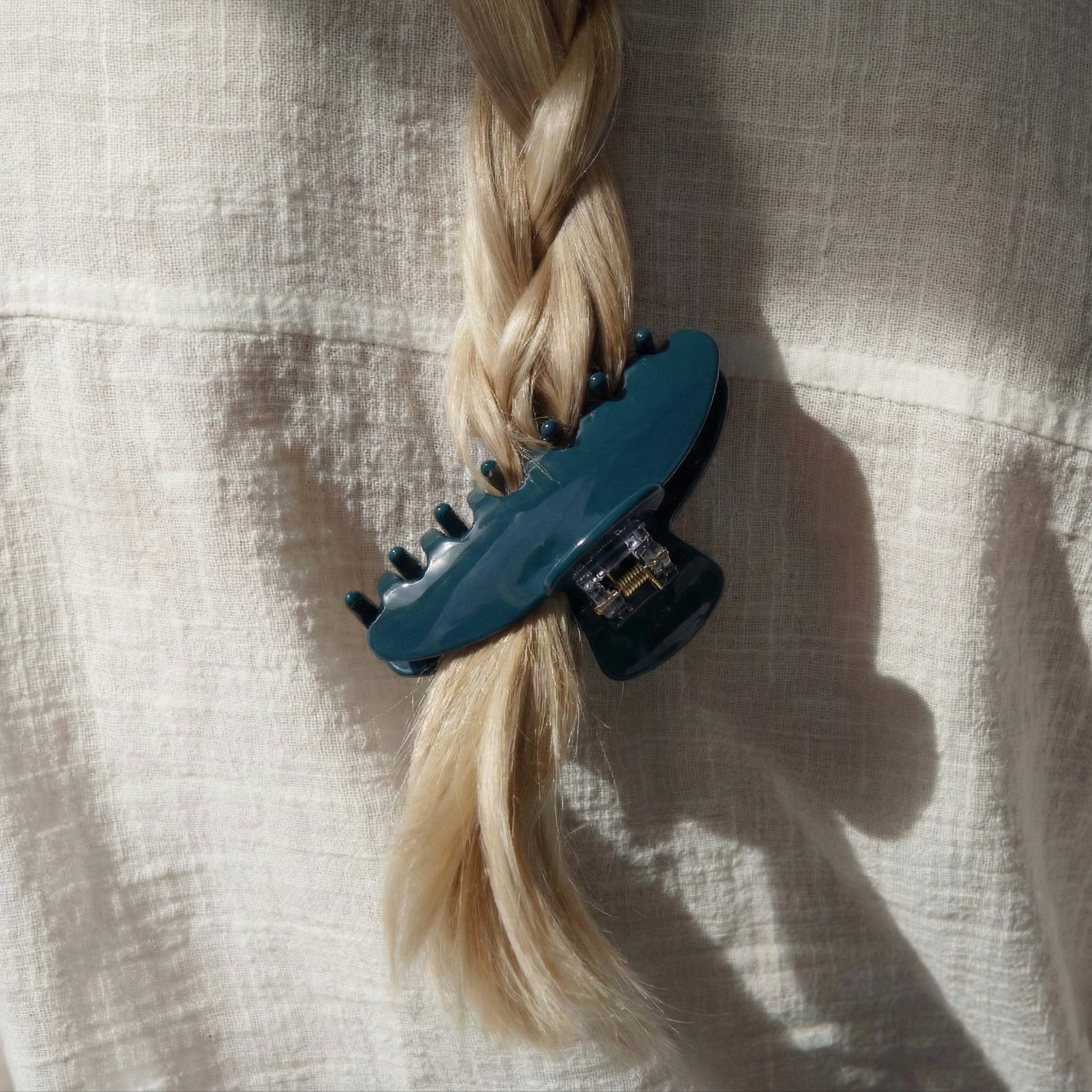 Belle Clip in Deep Ocean