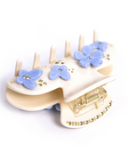 Pinza Blue Petal Whisper de Wombox - pinza de pelo - primer plano