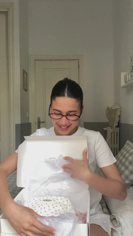 Maila Hung Unboxing